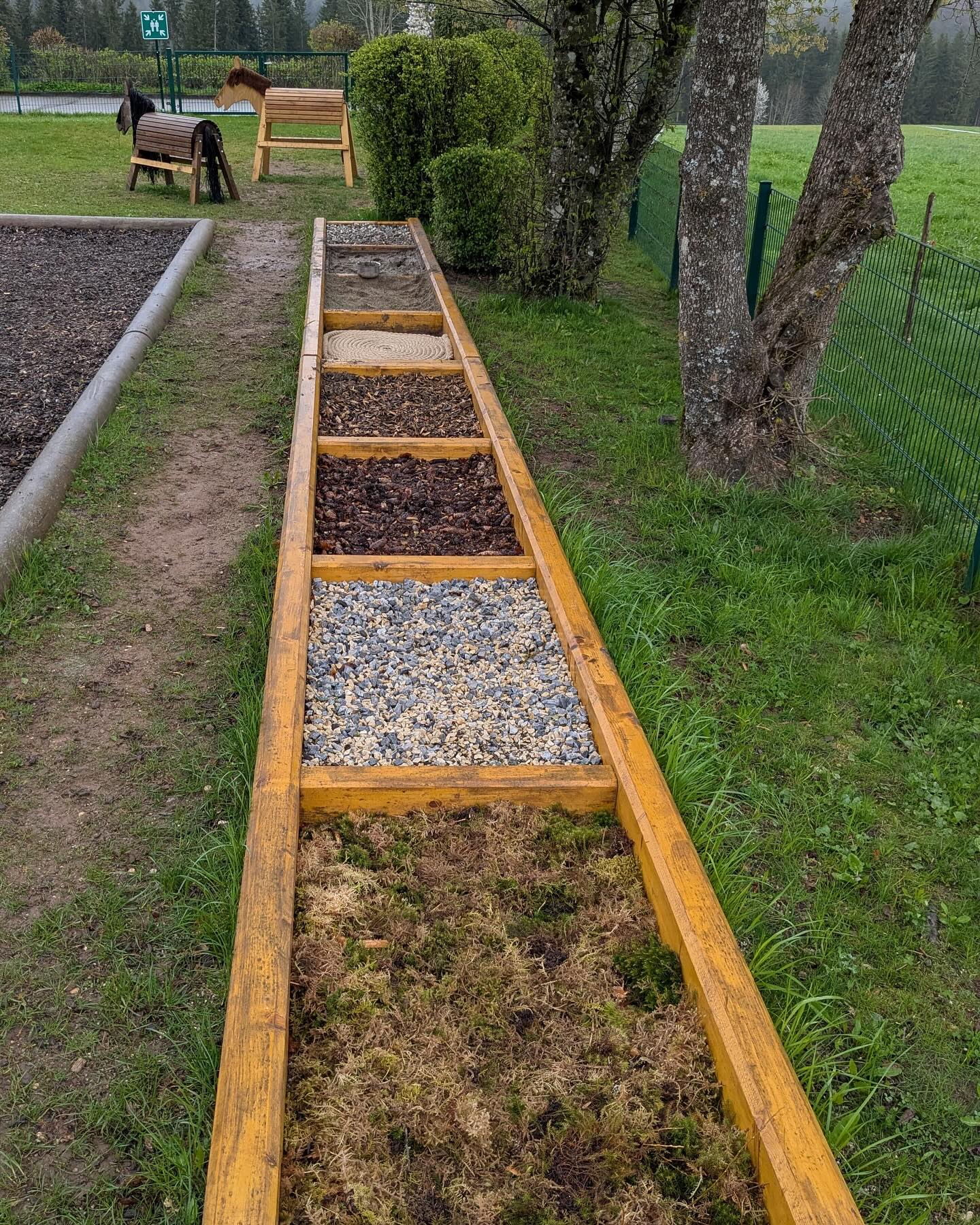 Neu angelegter Barfußpfad im Kita-Garten
